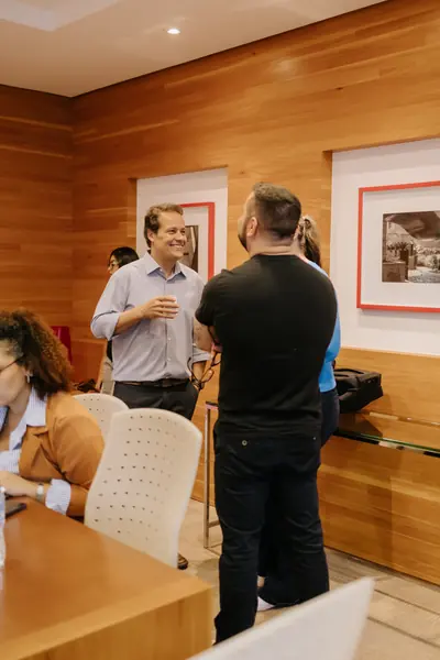 Conversa em pé entre um mediador e um participante
