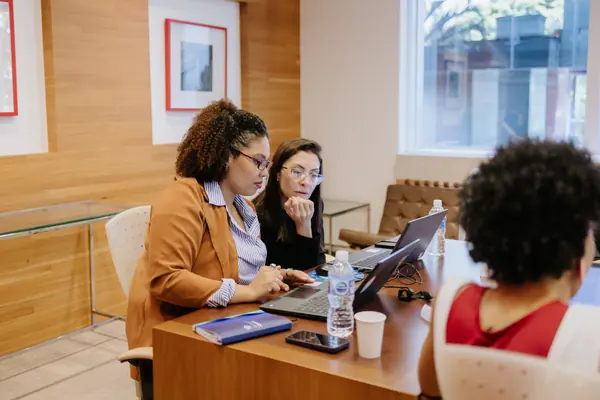 Participantes resolvem exercícios no notebook