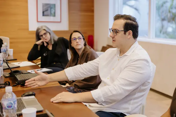Participante comenta um exercício com a turma
