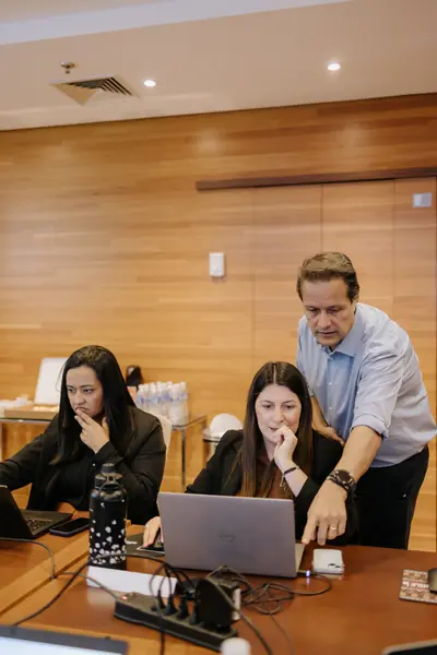 Mediador orienta participantes em um exercício no notebook