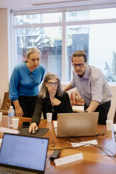 Mediadores acompanham uma participante no notebook